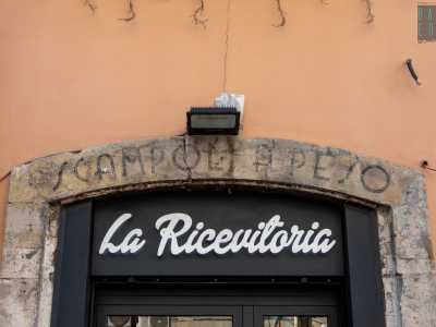 ...nel 2020, durante i lavori di ristrutturazione, emerse sull�arco in pietra dell�ingresso un�antica scritta nera: Scampoli a peso, risalente agli anni 30 del 900
